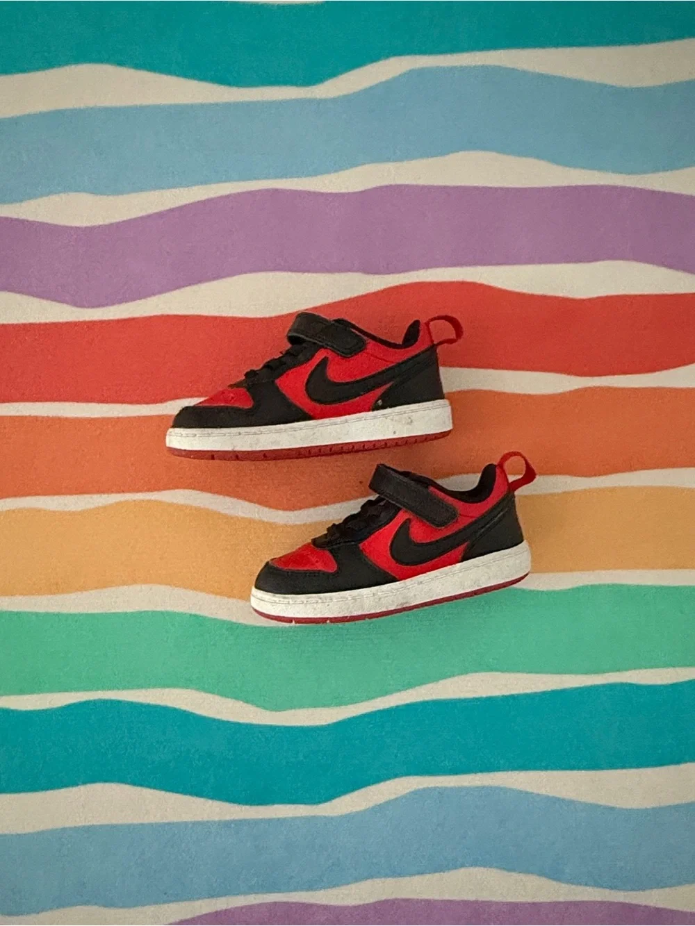 8C Nike Kids Black and Red Low-Top Sneakers with Hook-and-Loop Strap